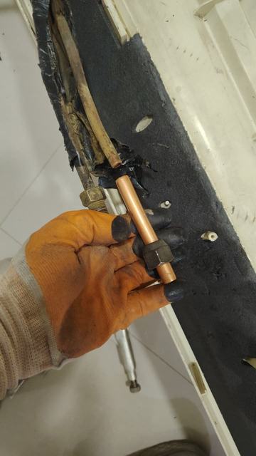 Brazing a copper refrigerant pipe